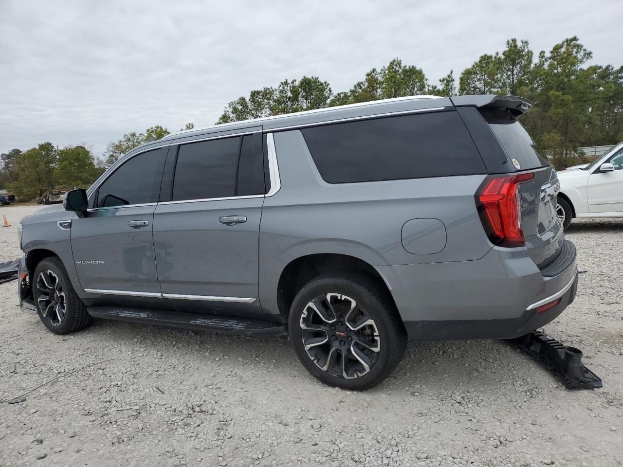 2022 GMC Yukon - Image 2