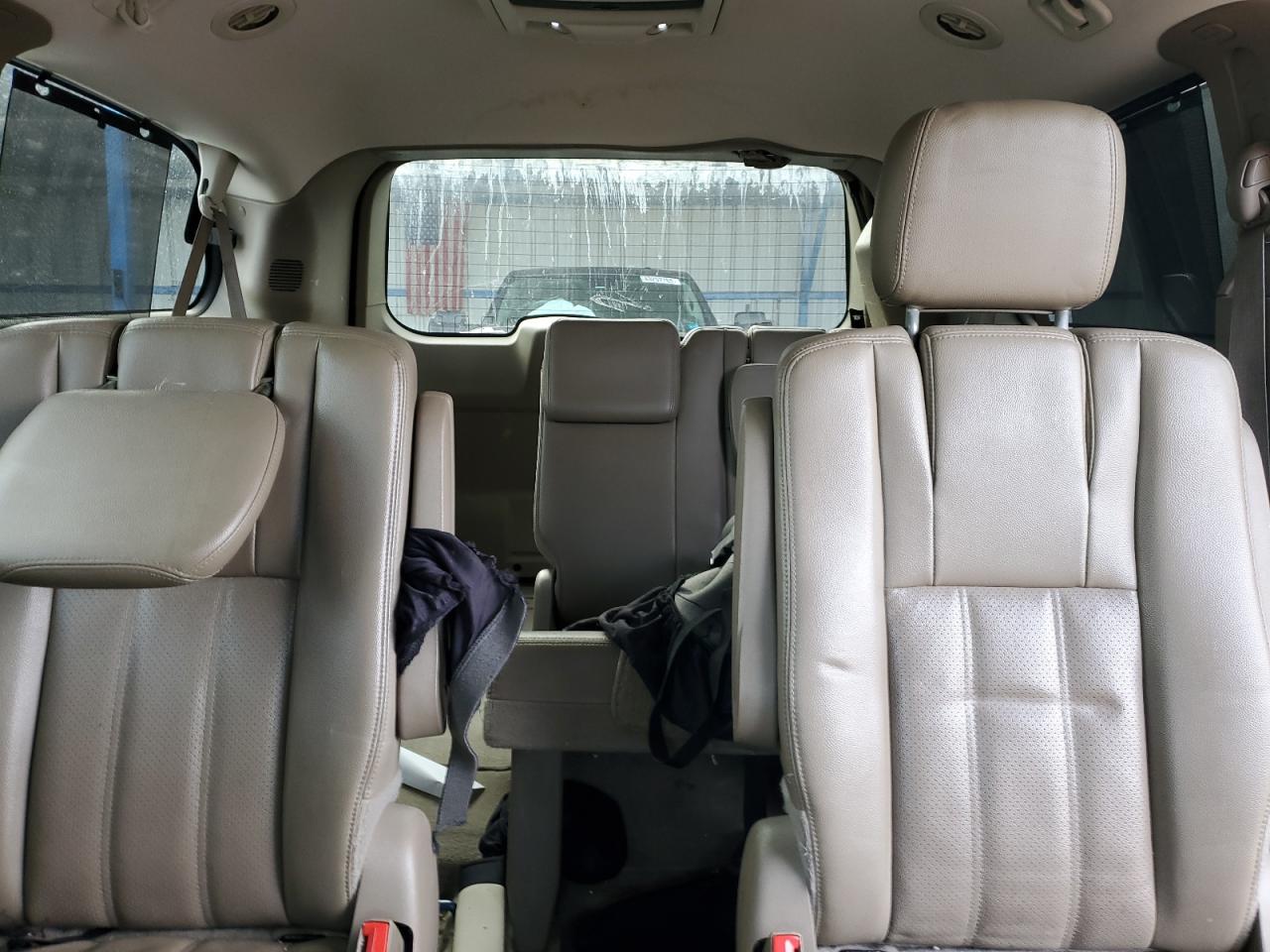 2013 Chrysler Town & Country - Image 10