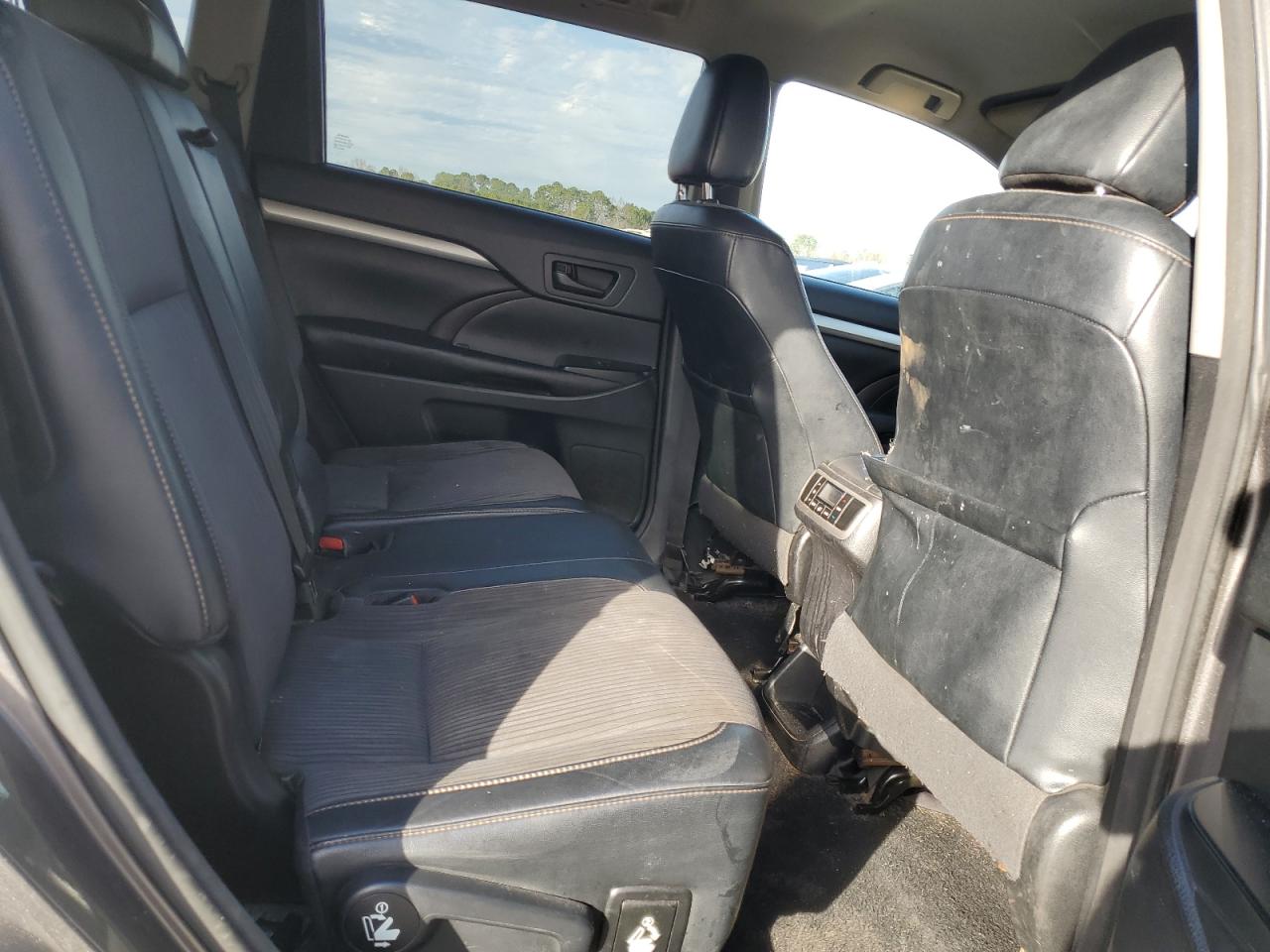 2017 Toyota Highlander - Image 11
