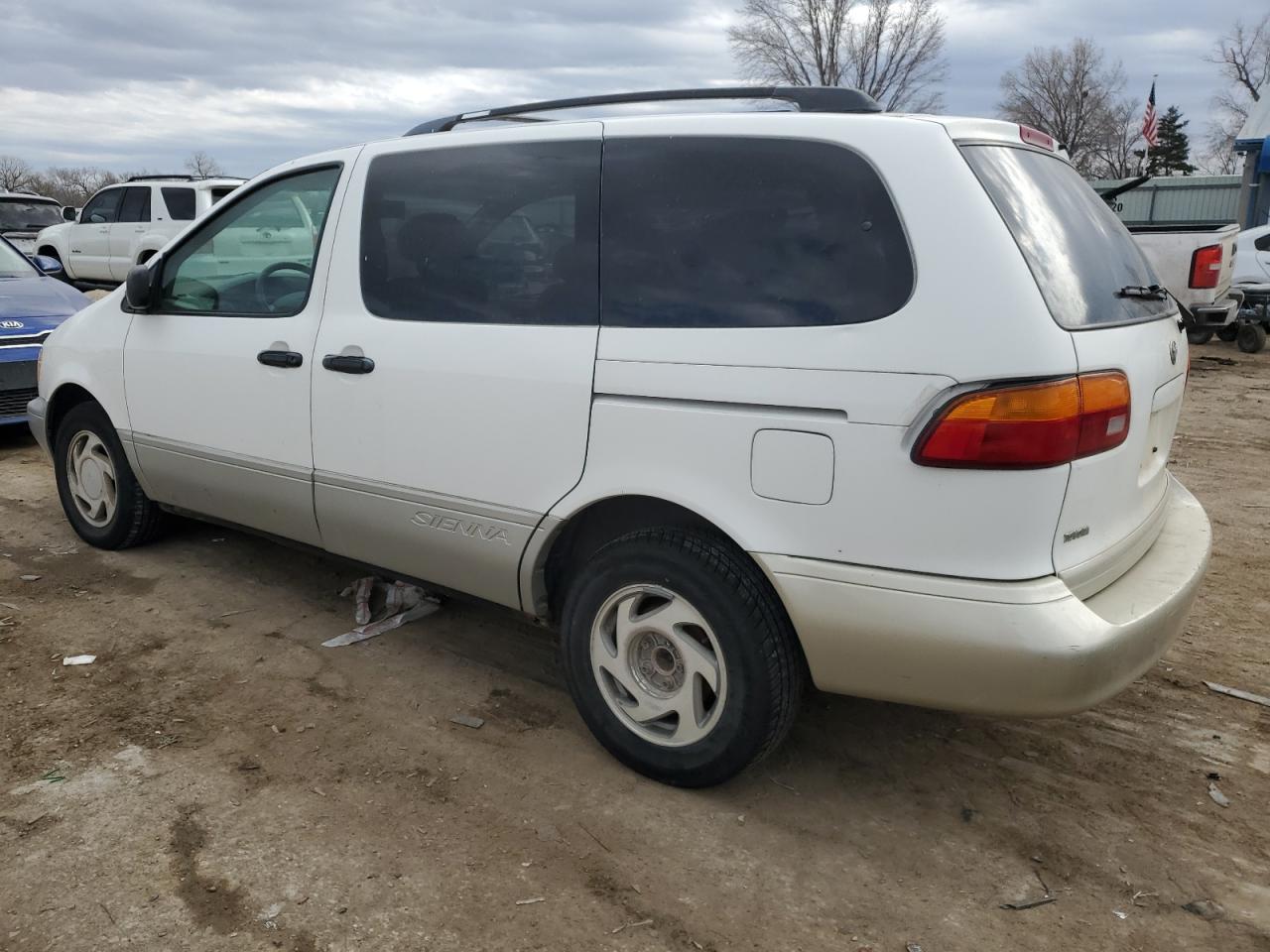 2000 Toyota Sienna - Image 2