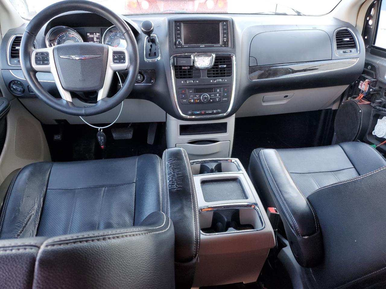2015 Chrysler Town & Country - Image 8