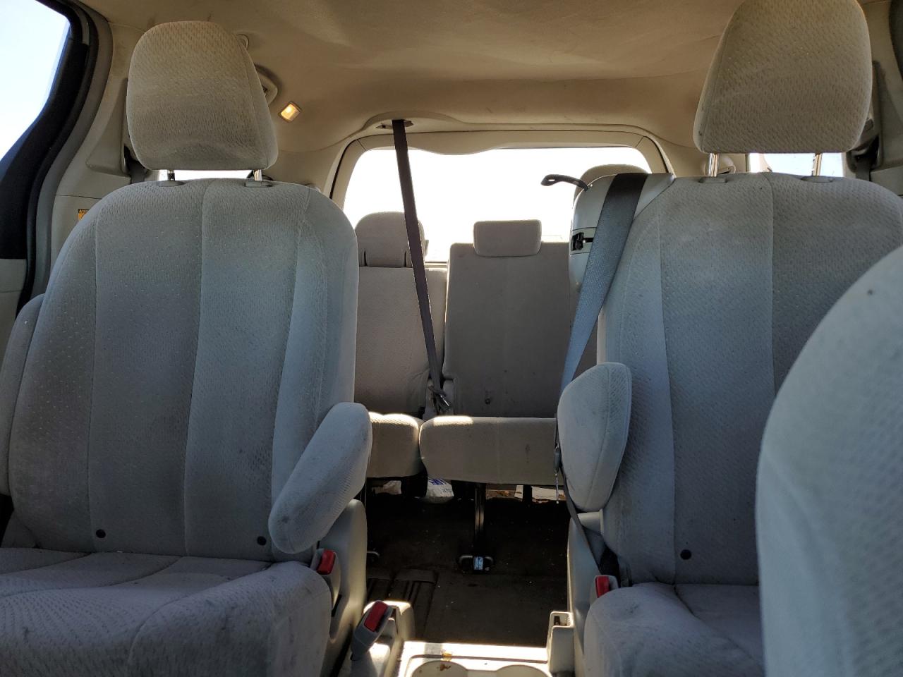 2013 Toyota Sienna - Image 10