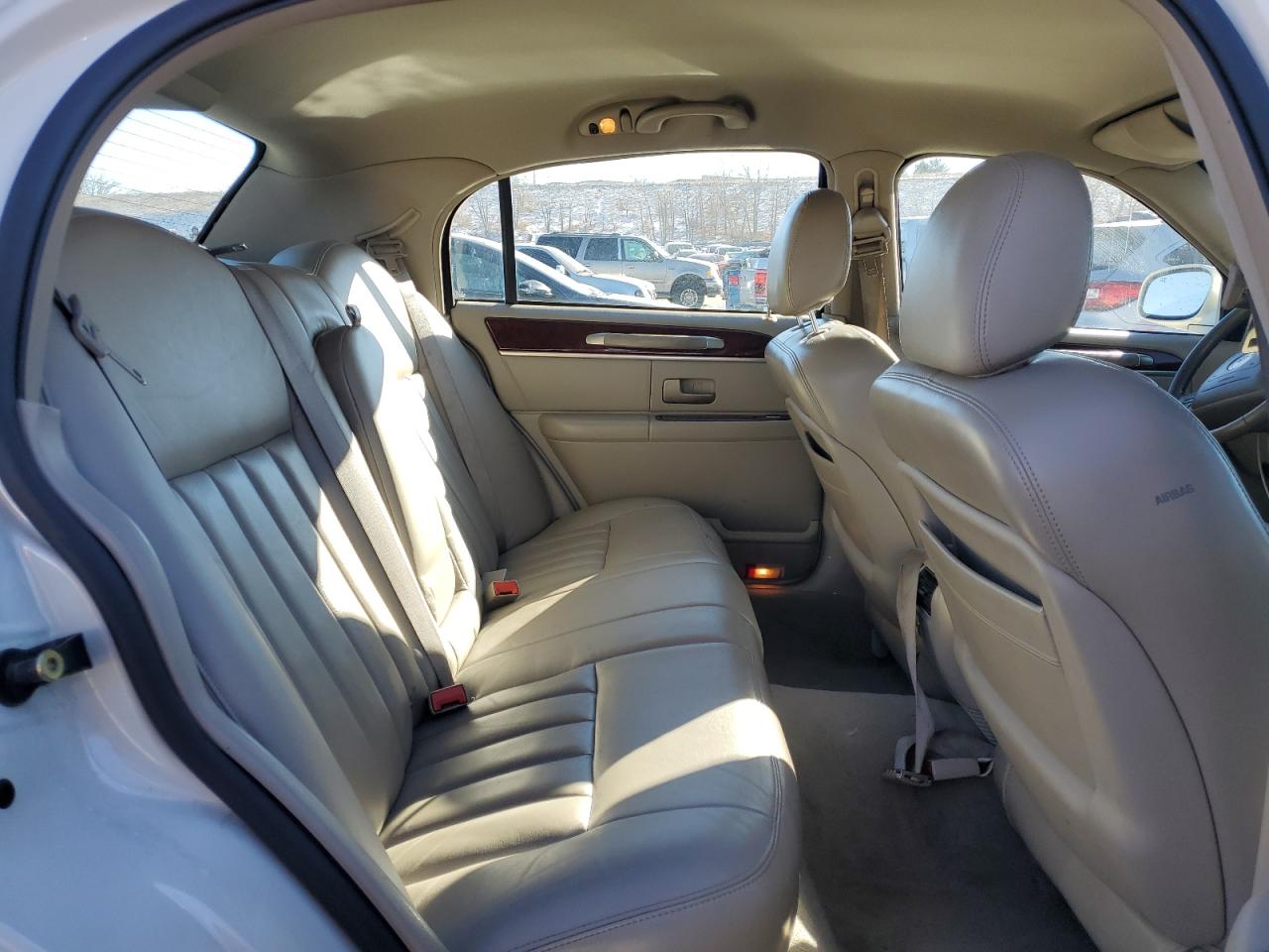 2003 Lincoln Town Car - Image 10