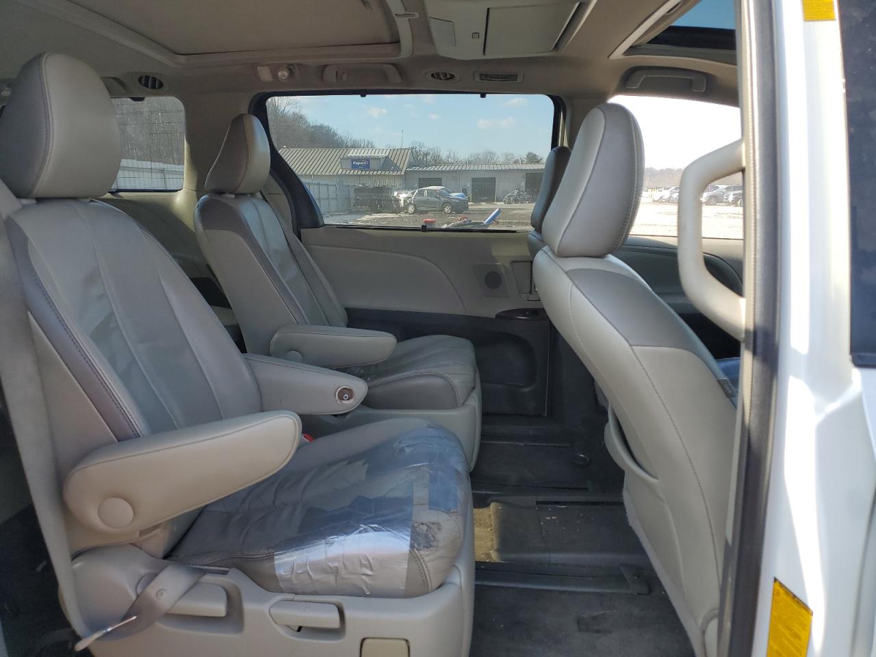 2013 Toyota Sienna - Image 11