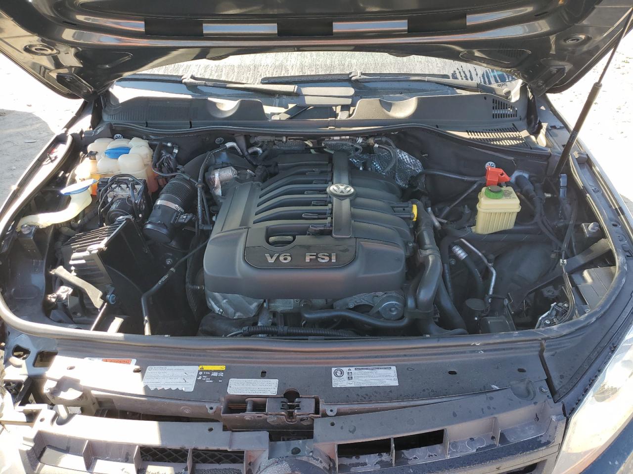 2014 Volkswagen Touareg - Image 12