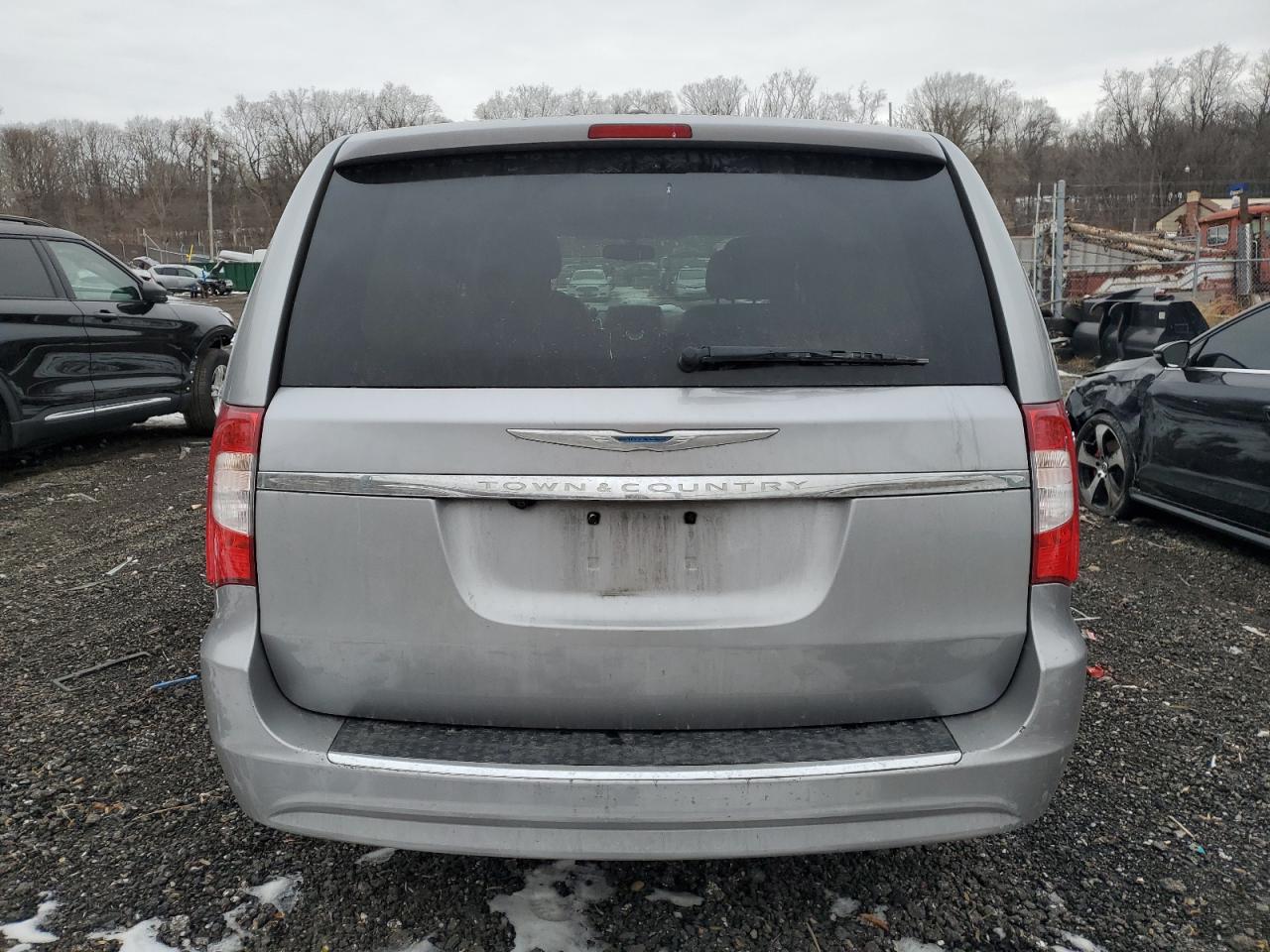 2016 Chrysler Town & Country - Image 6