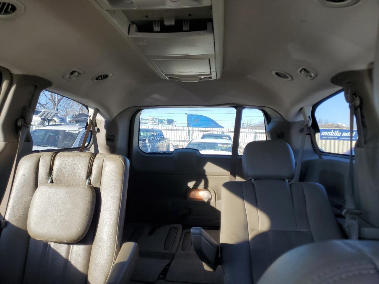 2014 Chrysler Town & Country - Image 10