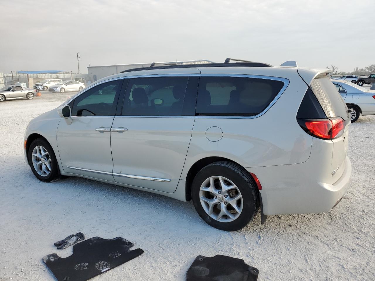 2C4RC1BG1HR611400 2017 CHRYSLER PACIFICA - Image 2