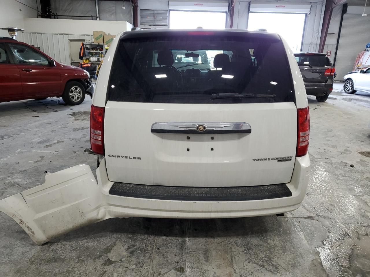 2010 Chrysler Town & Country - Image 6