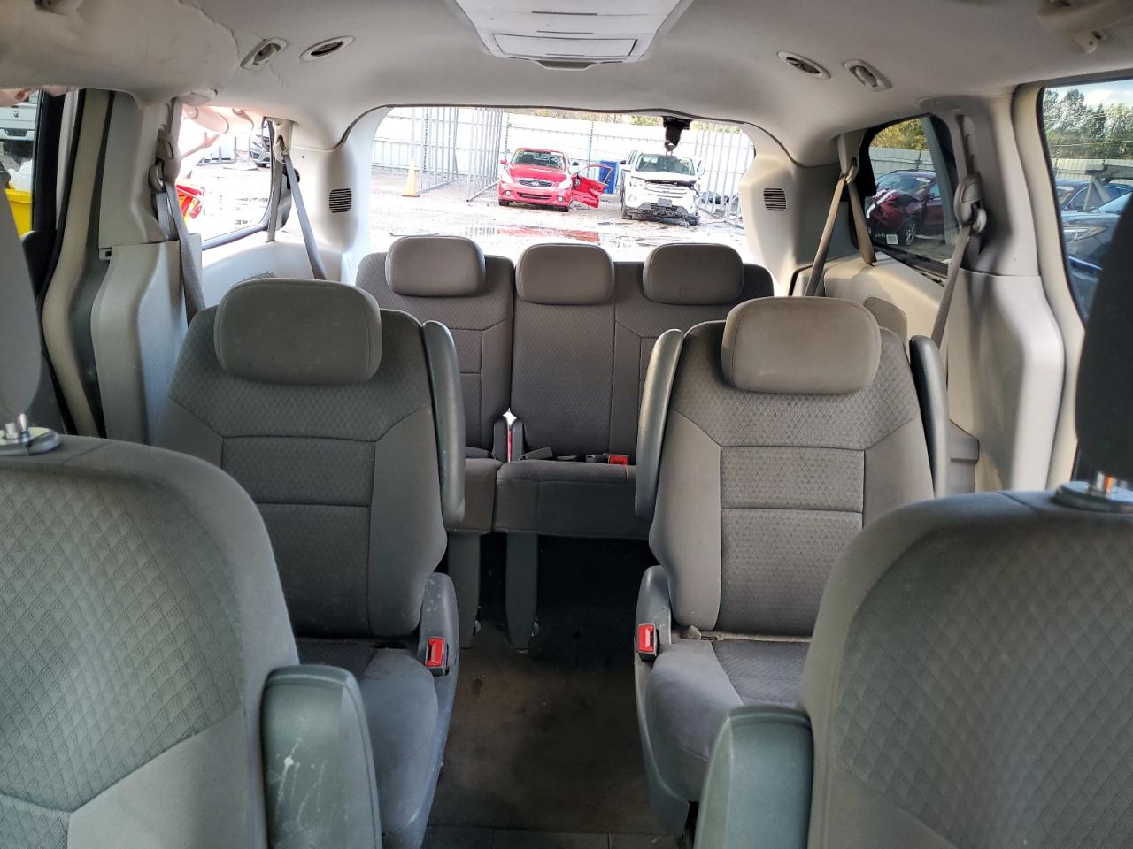 2010 Chrysler Town & Country - Image 10