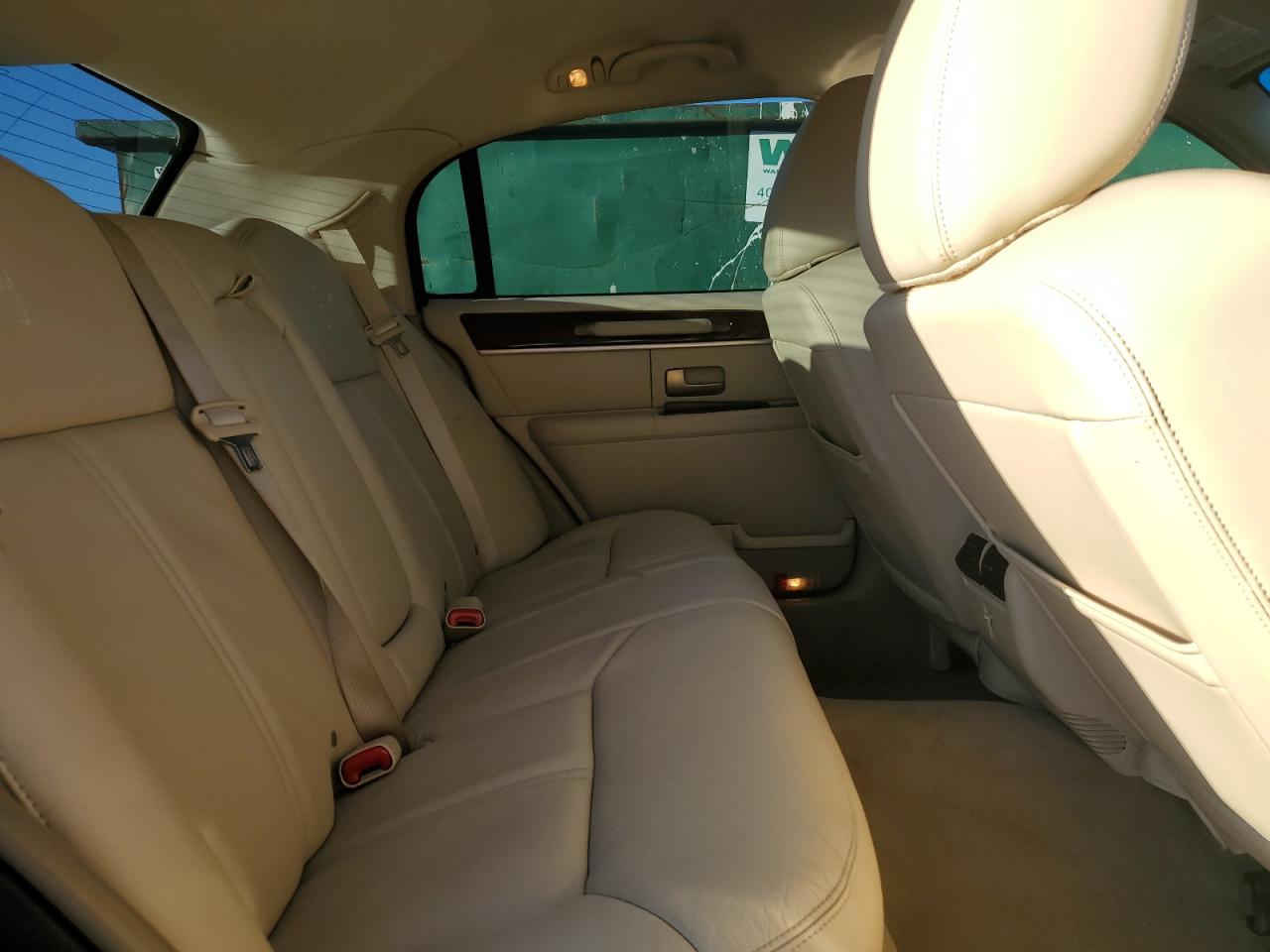 2011 Lincoln Town Car - Image 10