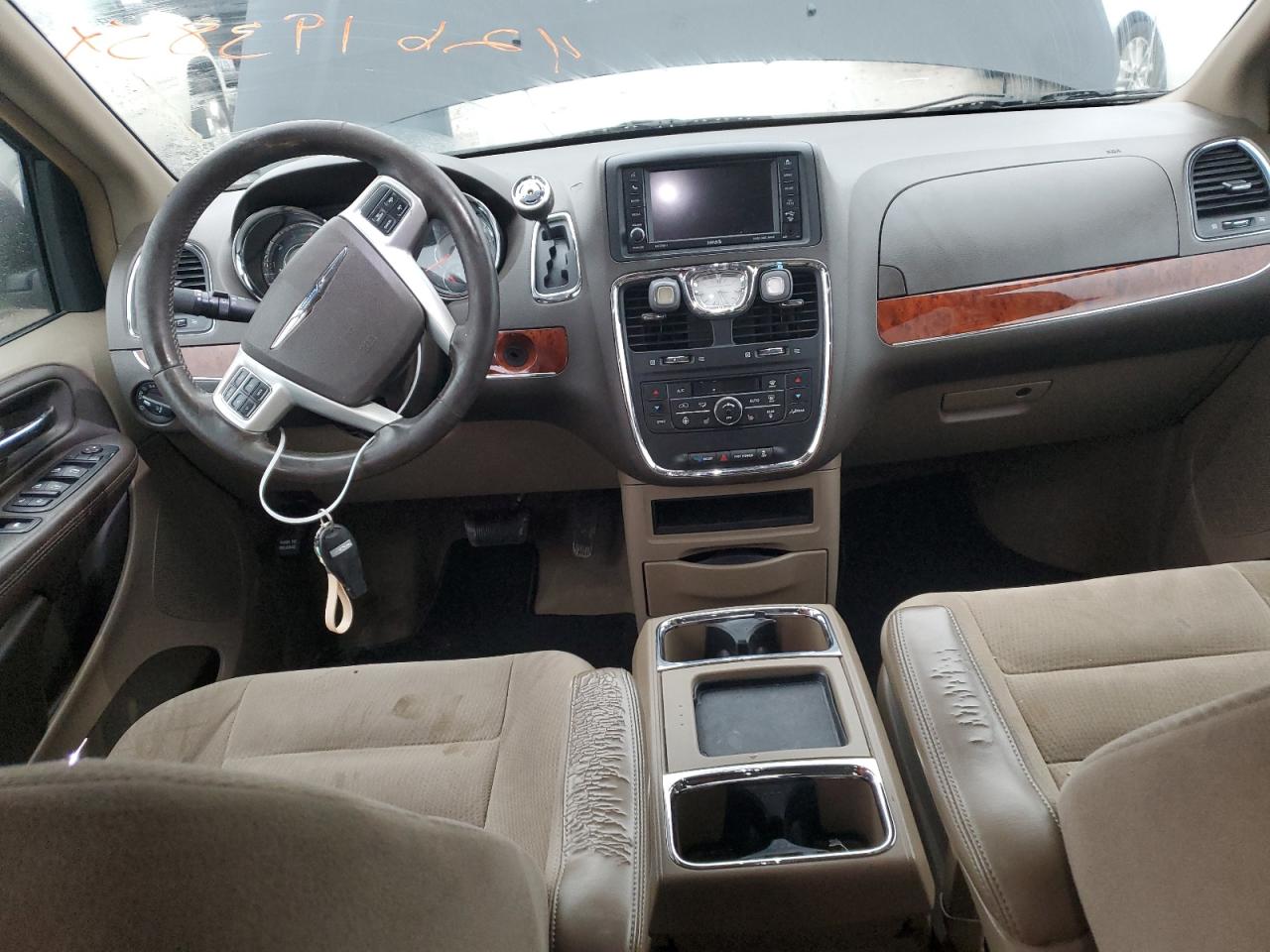2015 Chrysler Town & Country - Image 8