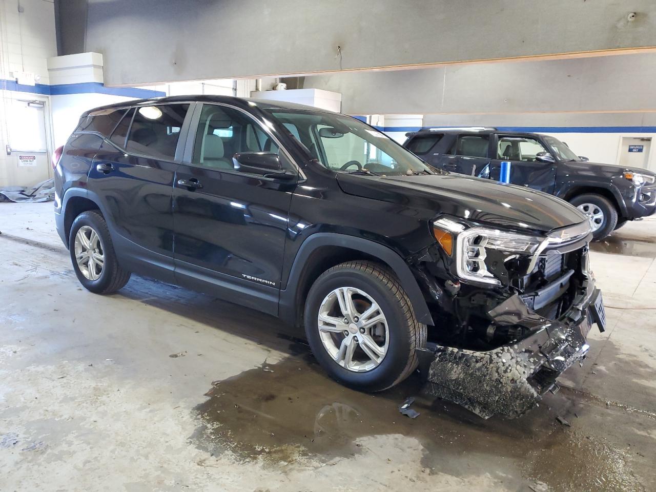 2022 GMC Terrain - Image 4