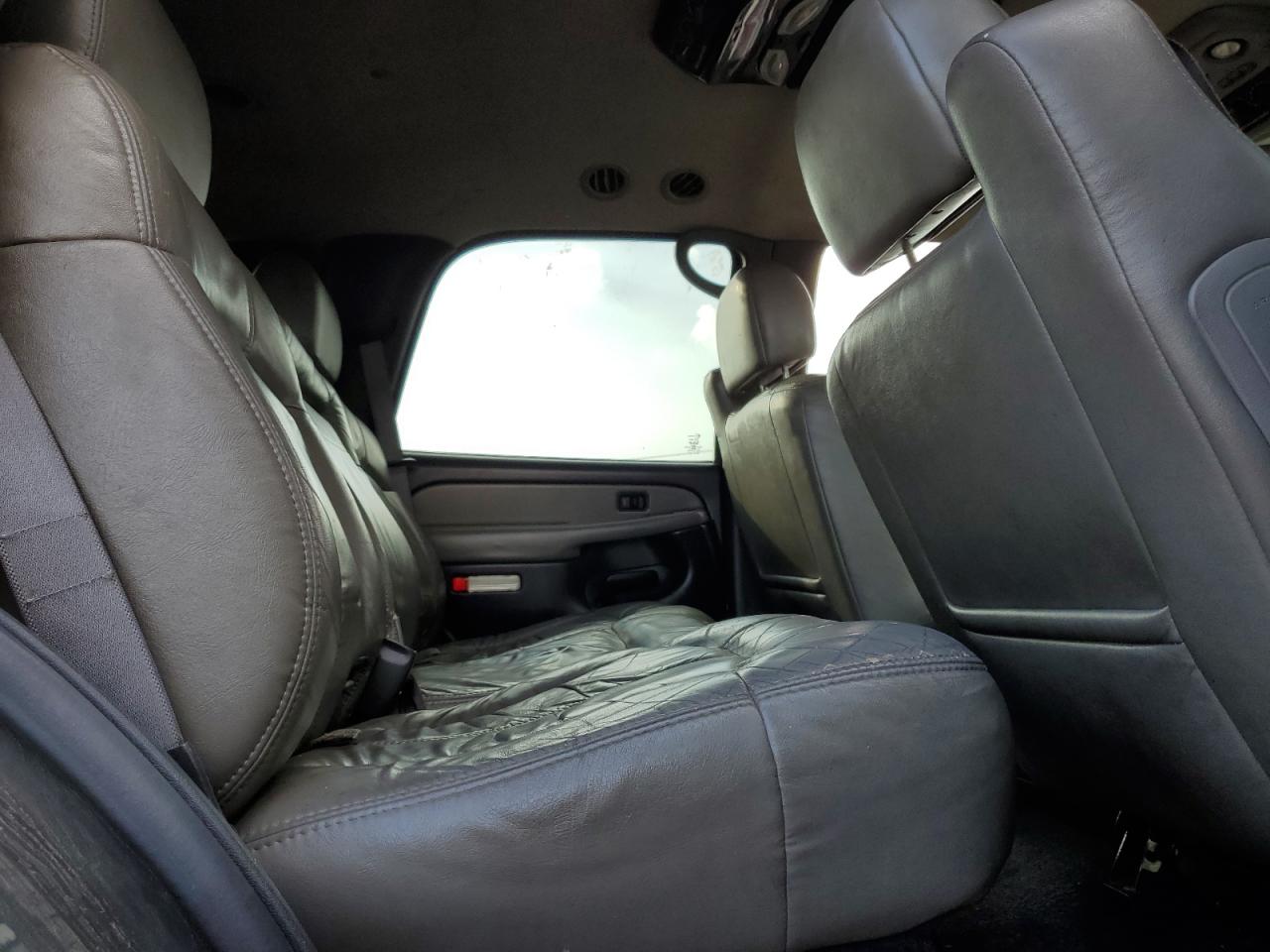 2002 Chevrolet Tahoe - Image 11