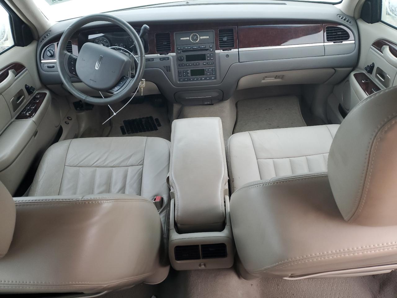 2007 Lincoln Town Car - Image 8