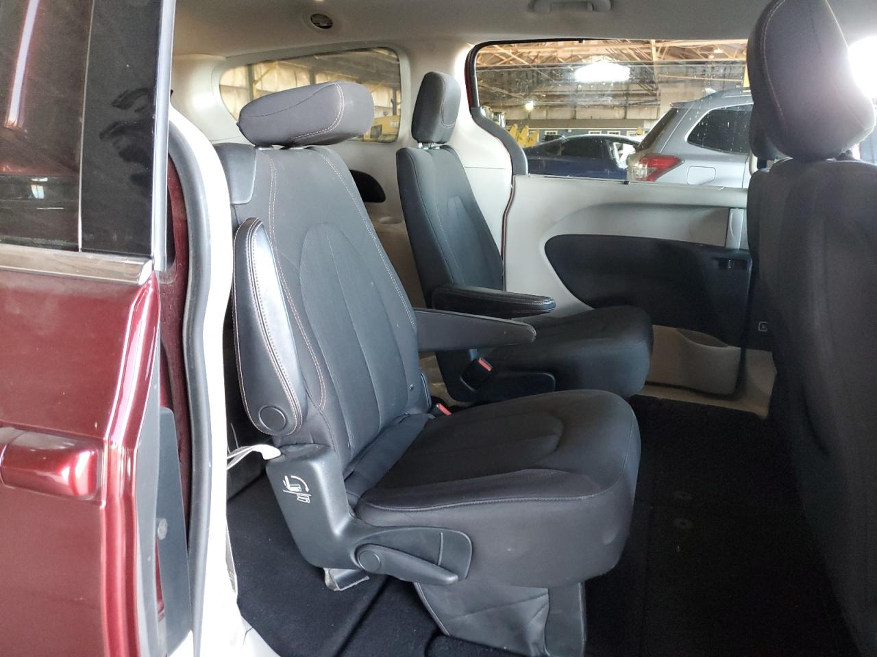 2018 Chrysler Pacifica - Image 11