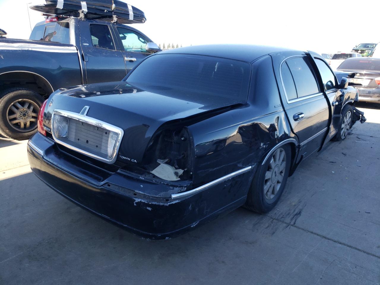 2005 Lincoln Town Car - Image 3