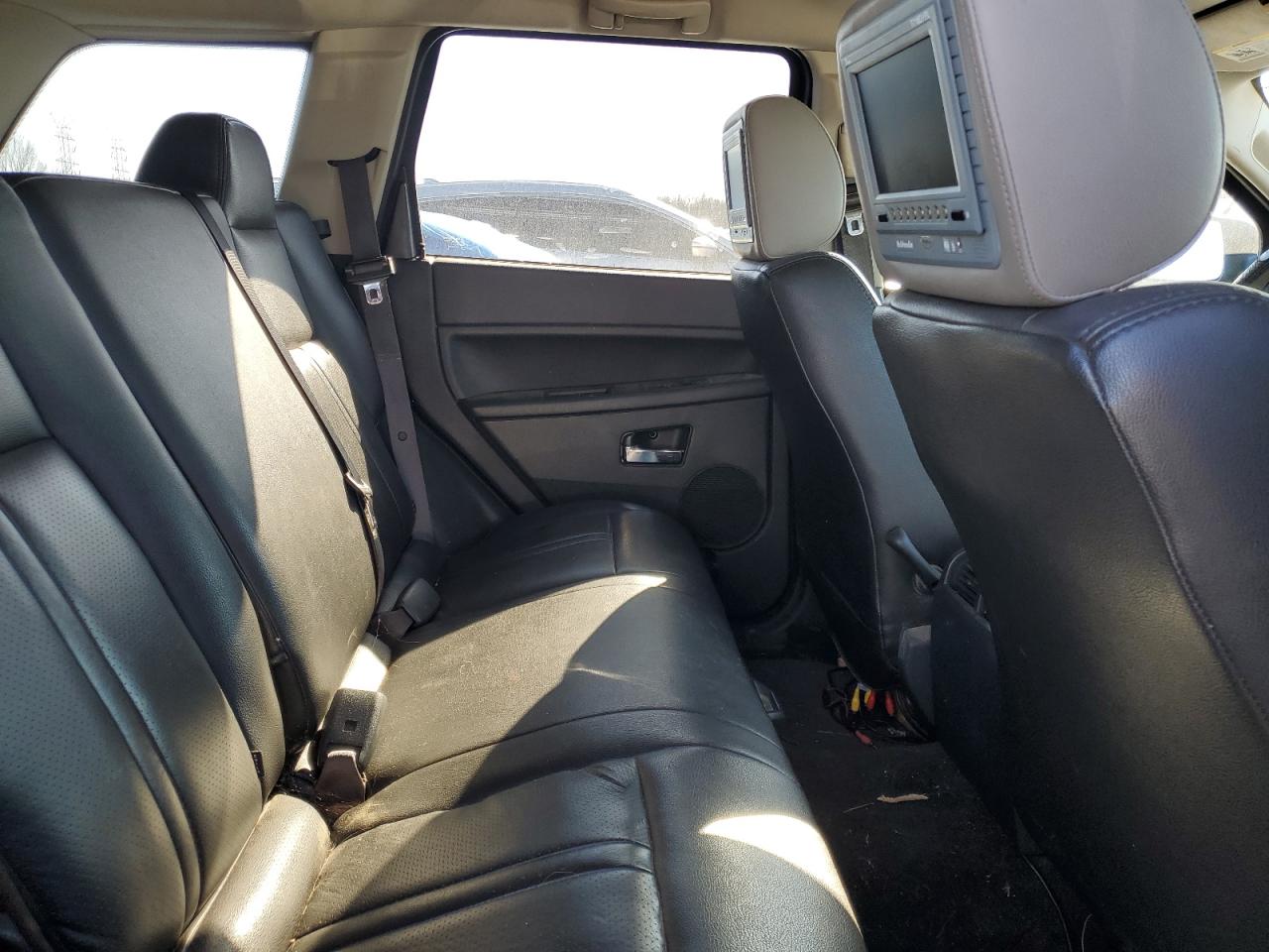 2010 Jeep Grand Cherokee - Image 11