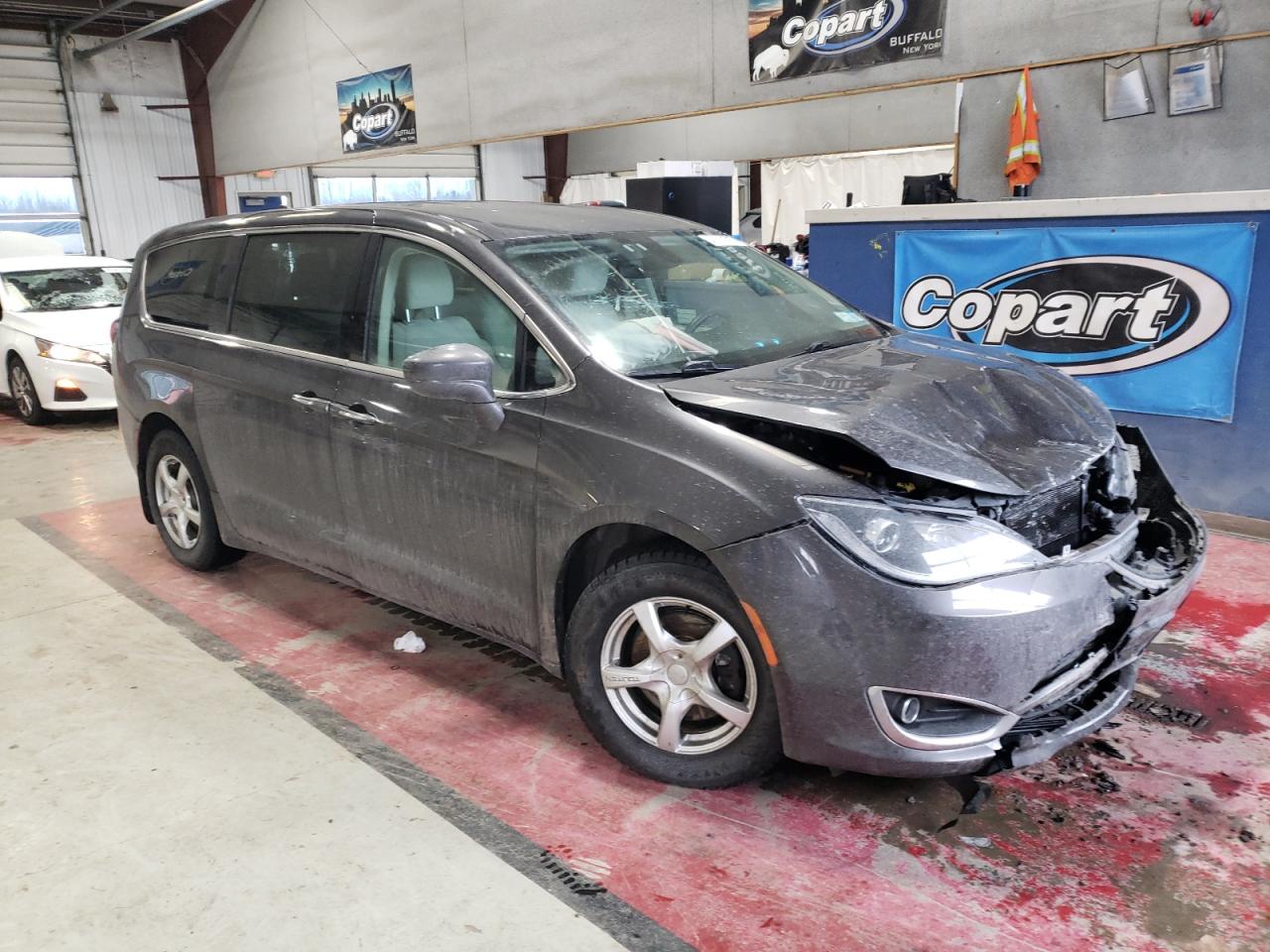 2018 Chrysler Pacifica - Image 4