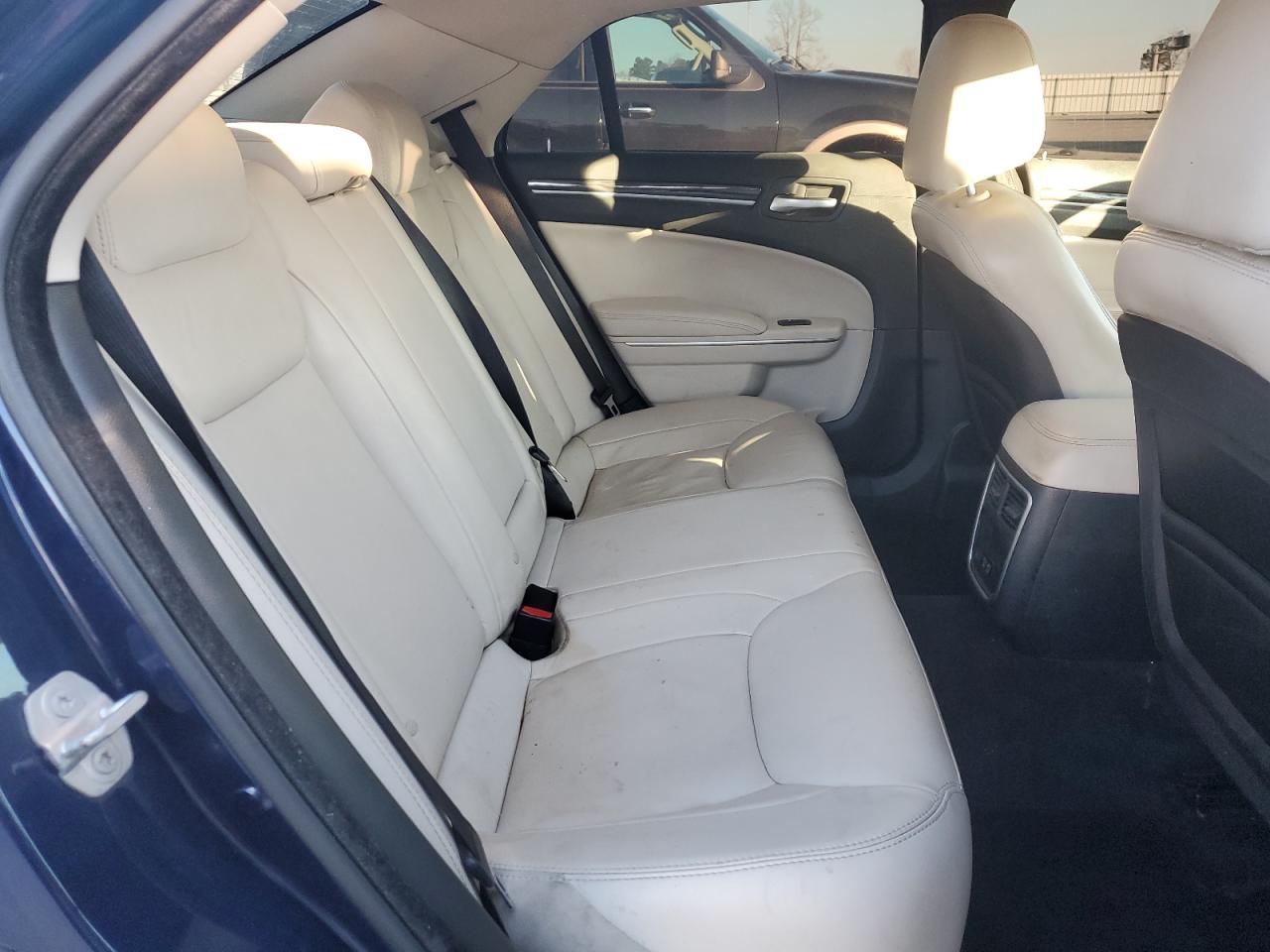 2015 Chrysler 300 - Image 10