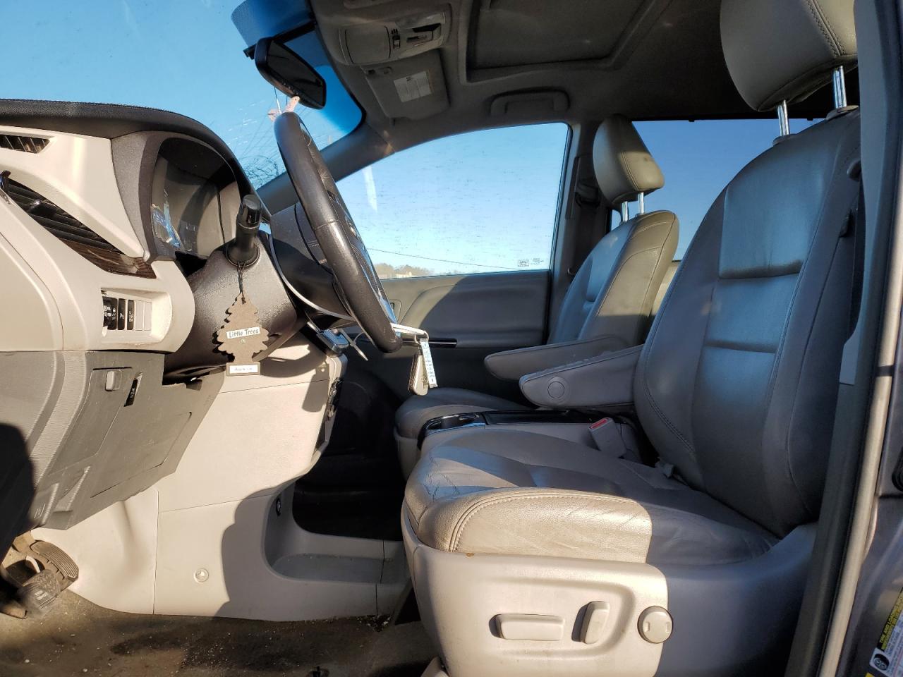2017 Toyota Sienna - Image 7