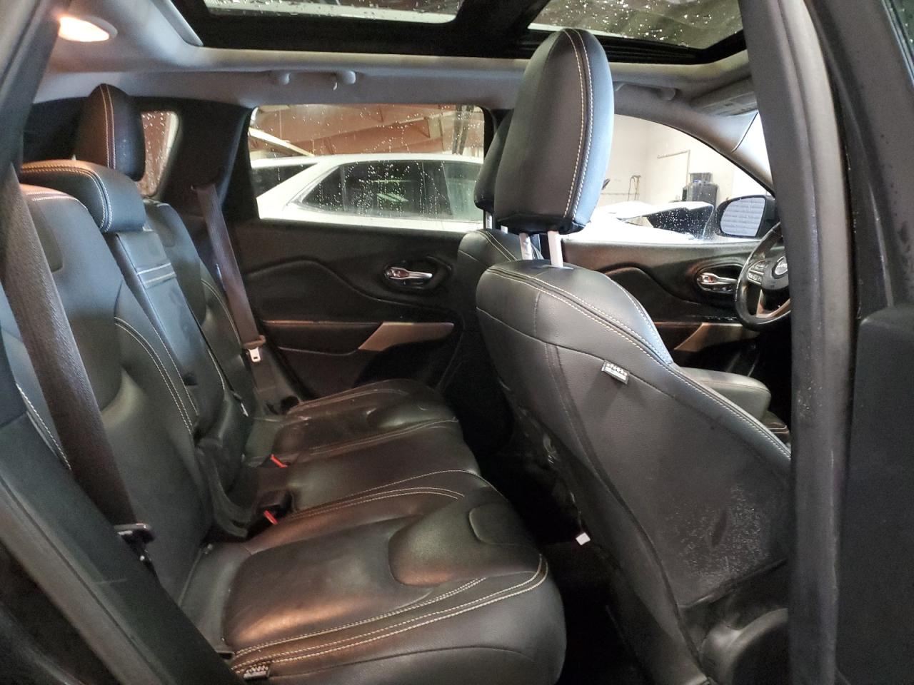 2017 Jeep Grand Cherokee - Image 11