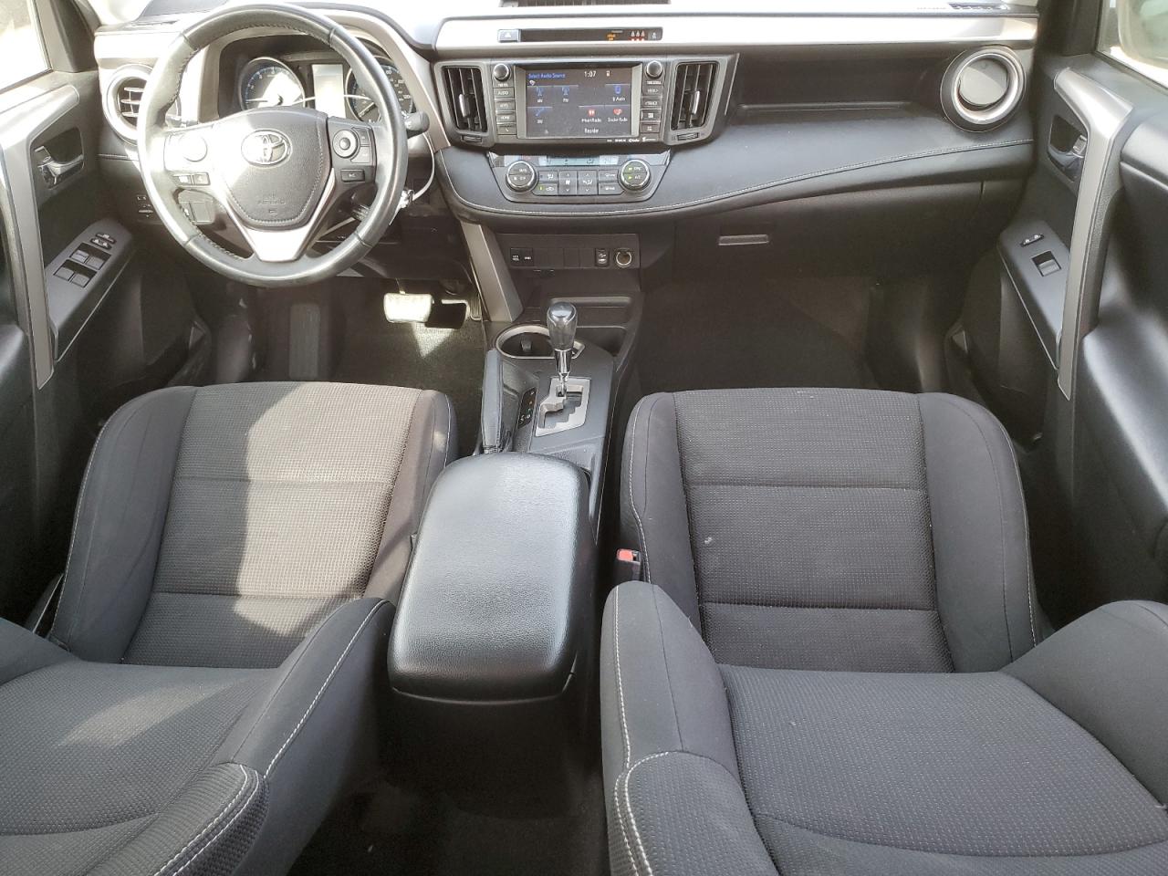 2017 Toyota RAV 4 - Image 8