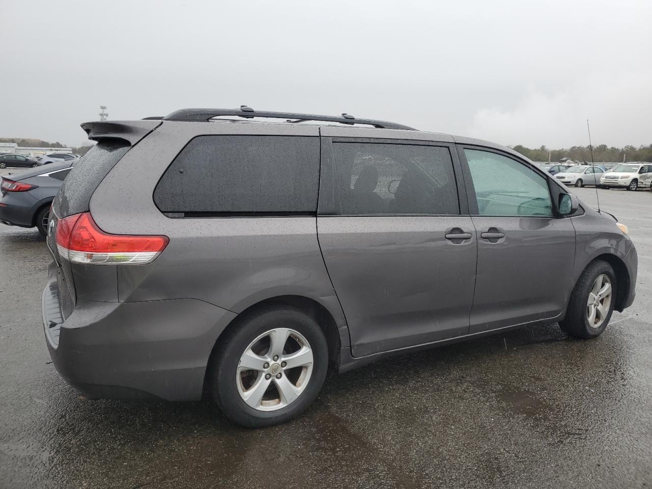 2012 Toyota Sienna - Image 3