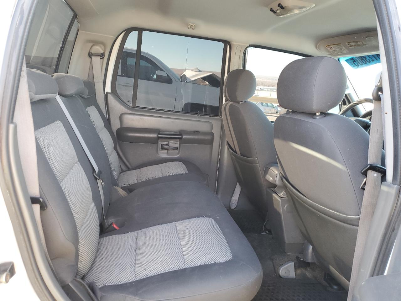 2004 Ford Explorer - Image 10