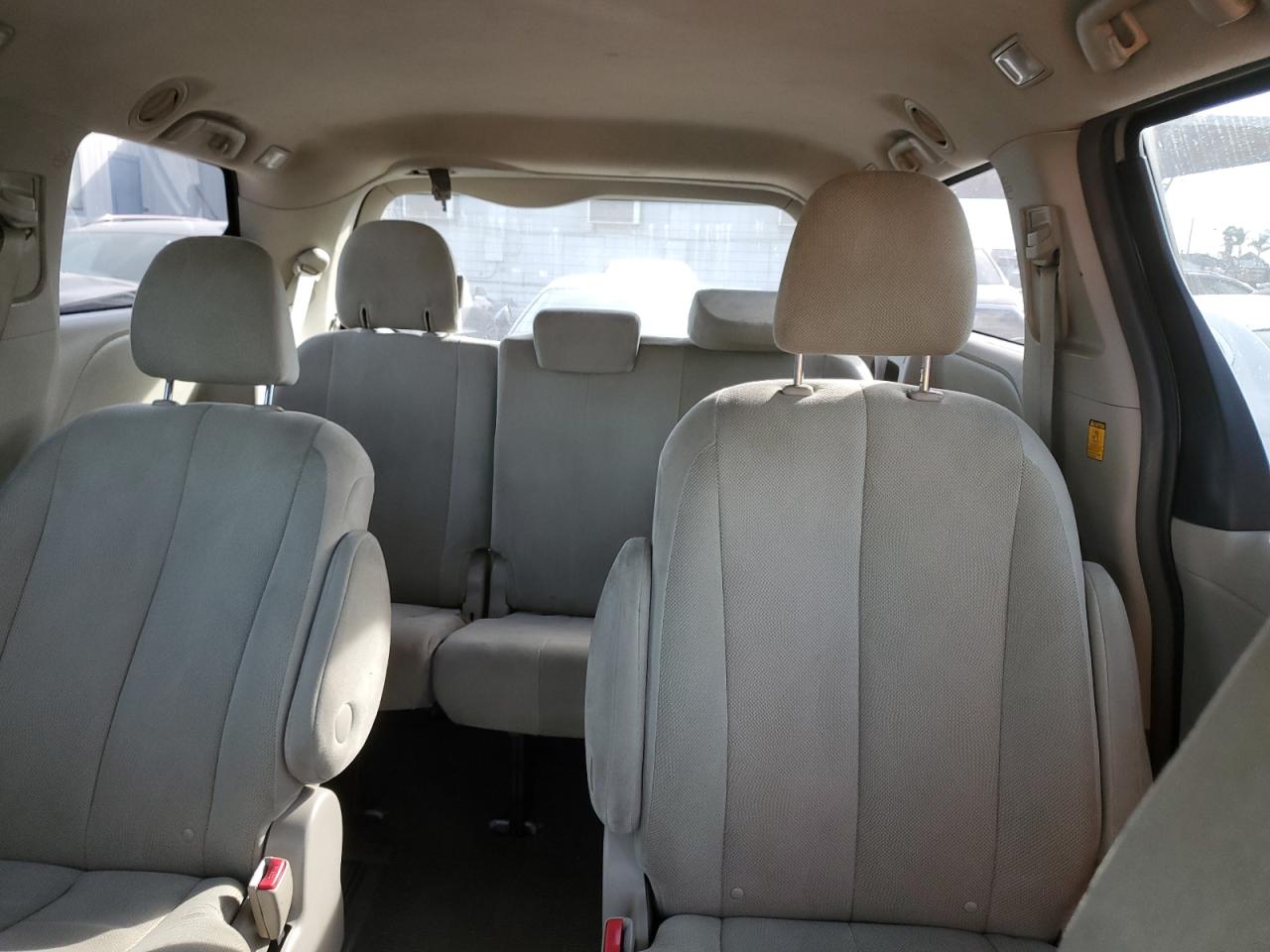 2011 Toyota Sienna - Image 10