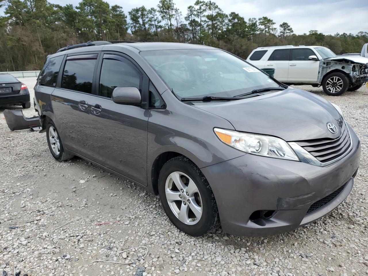 2017 Toyota Sienna - Image 4
