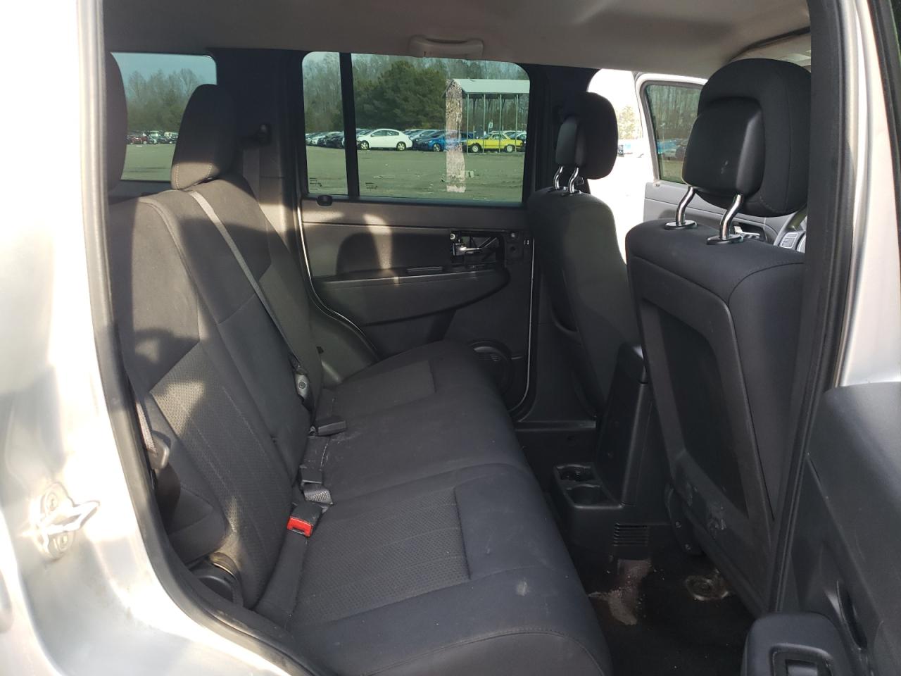 2012 Jeep Liberty (North America) - Image 11