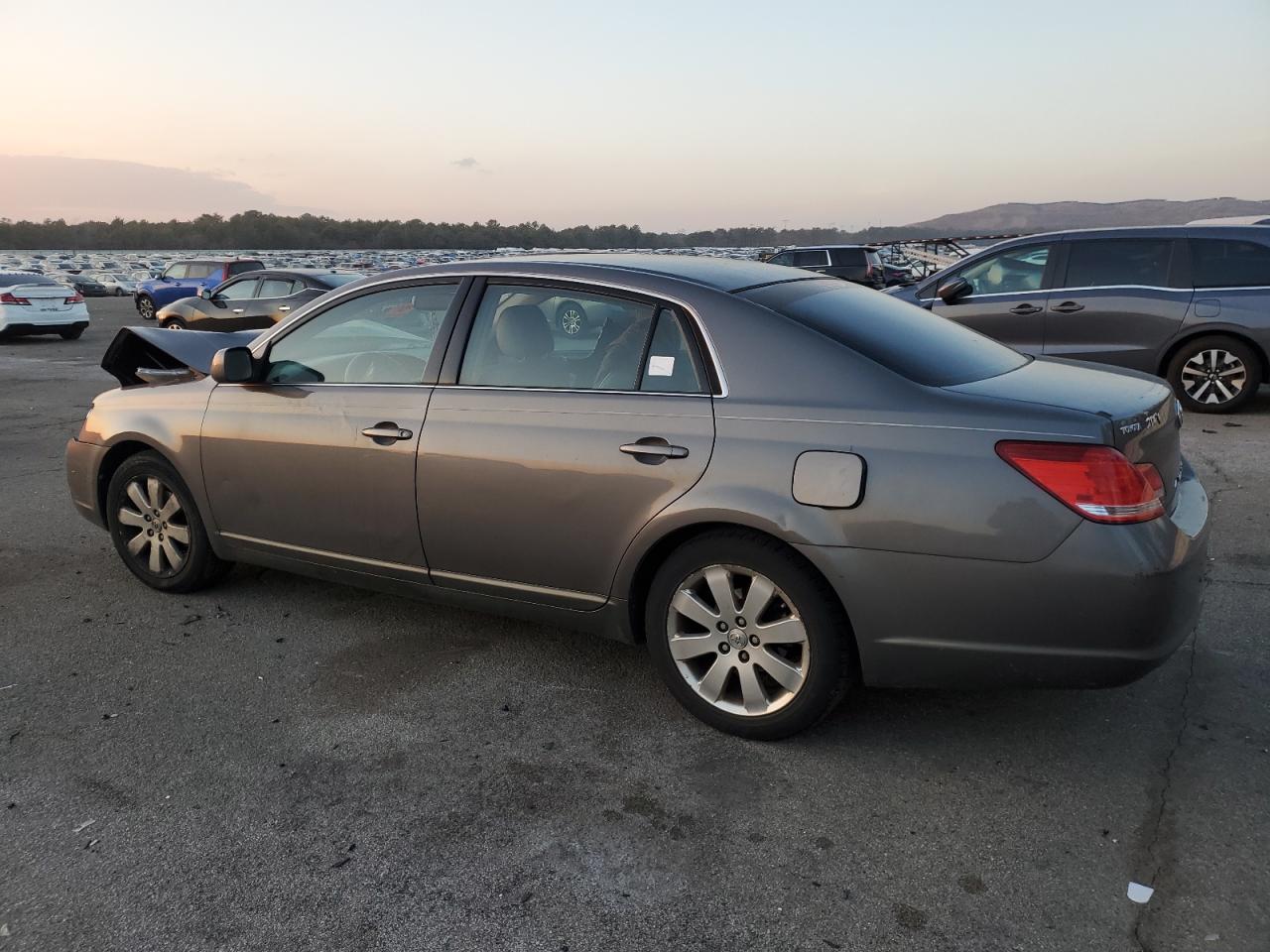 2006 Toyota Avalon - Image 2