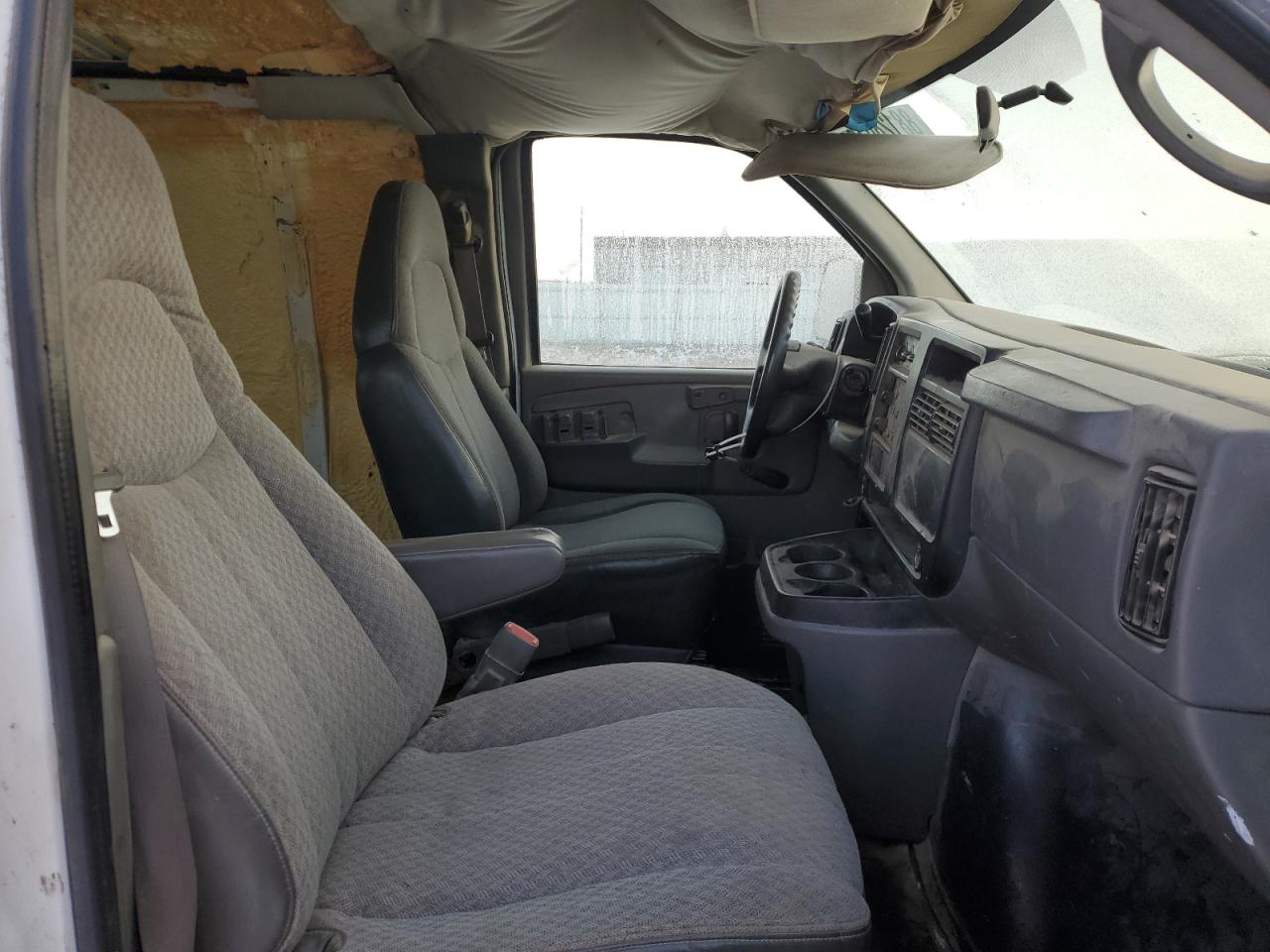 2005 Chevrolet Express - Image 11