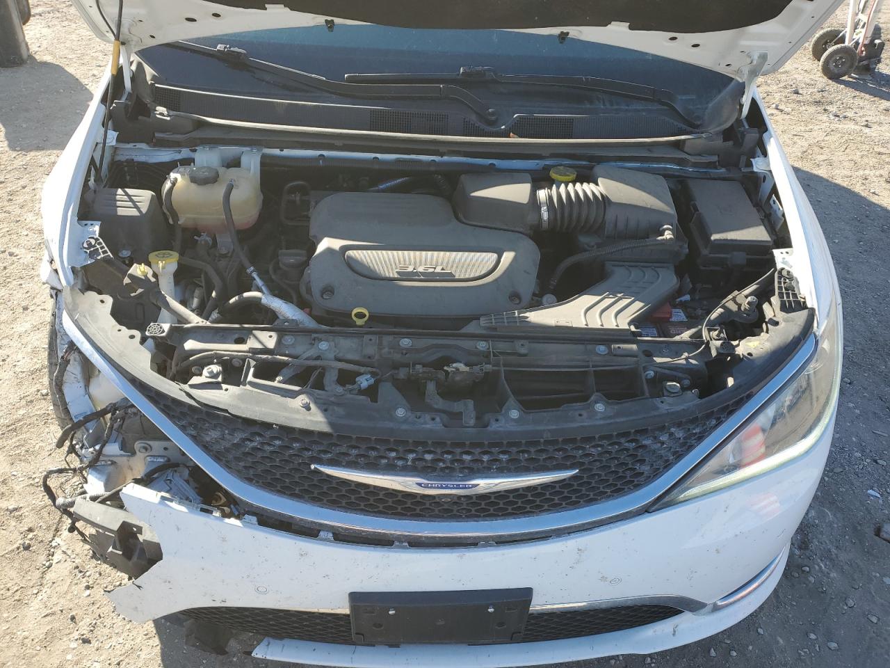2018 Chrysler Pacifica - Image 12