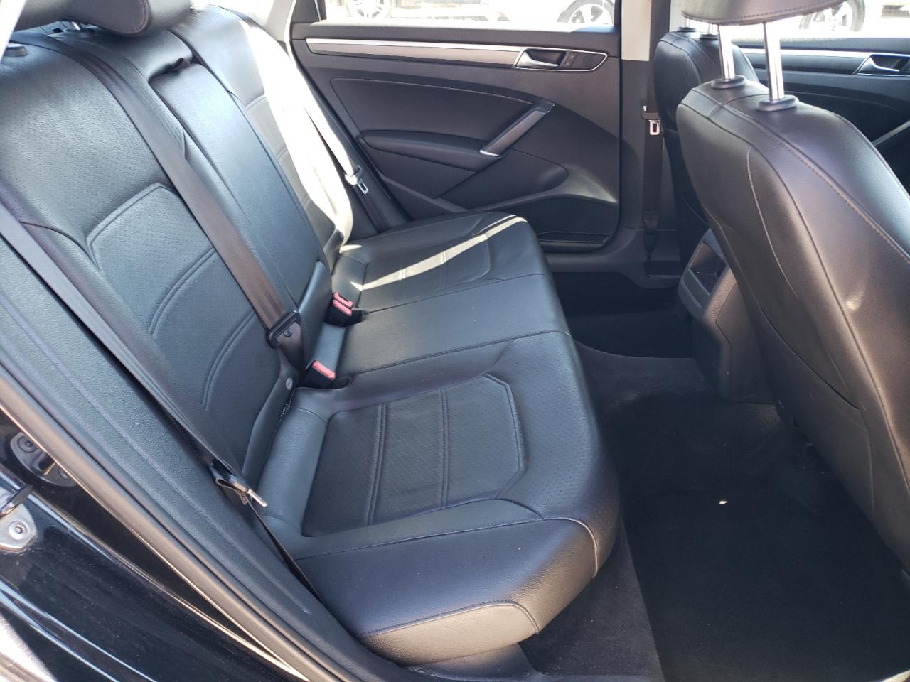 2017 Volkswagen Passat - Image 10