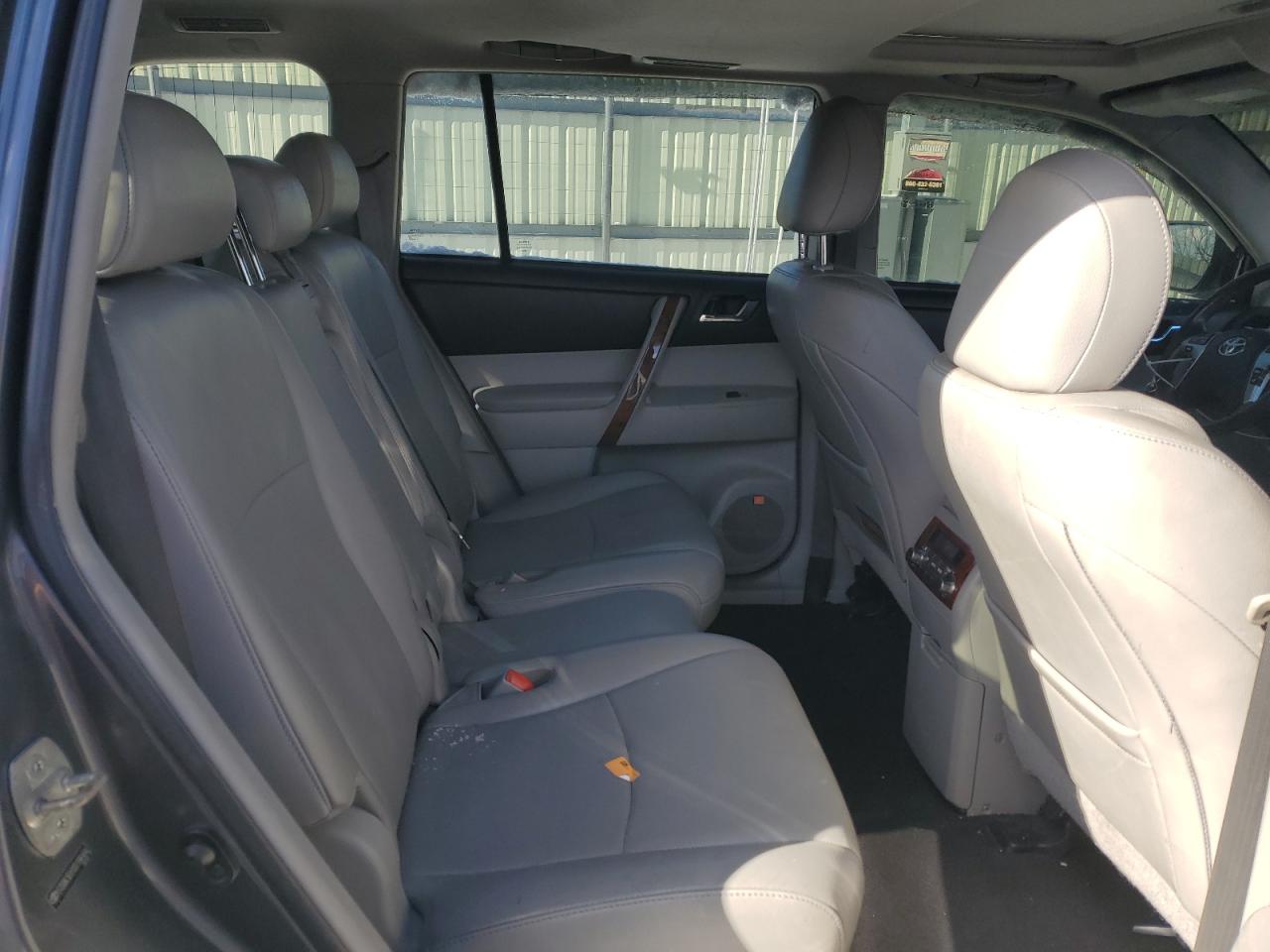 2013 Toyota Highlander - Image 11