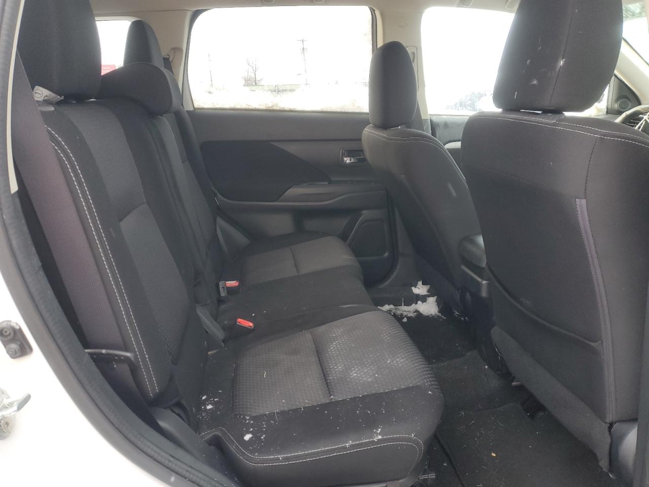 2017 Mitsubishi Outlander - Image 11