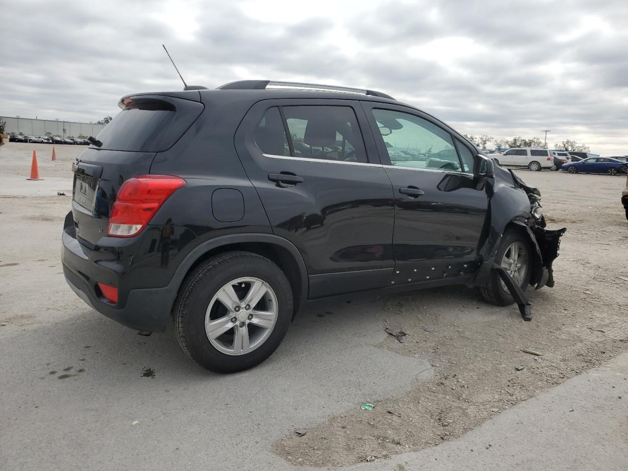 VIN 3GNCJLSB9JL263786 2018 CHEVROLET TRAX no.3