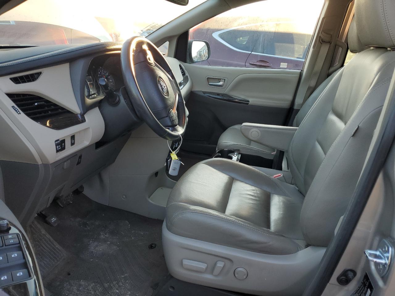 2017 Toyota Sienna - Image 7