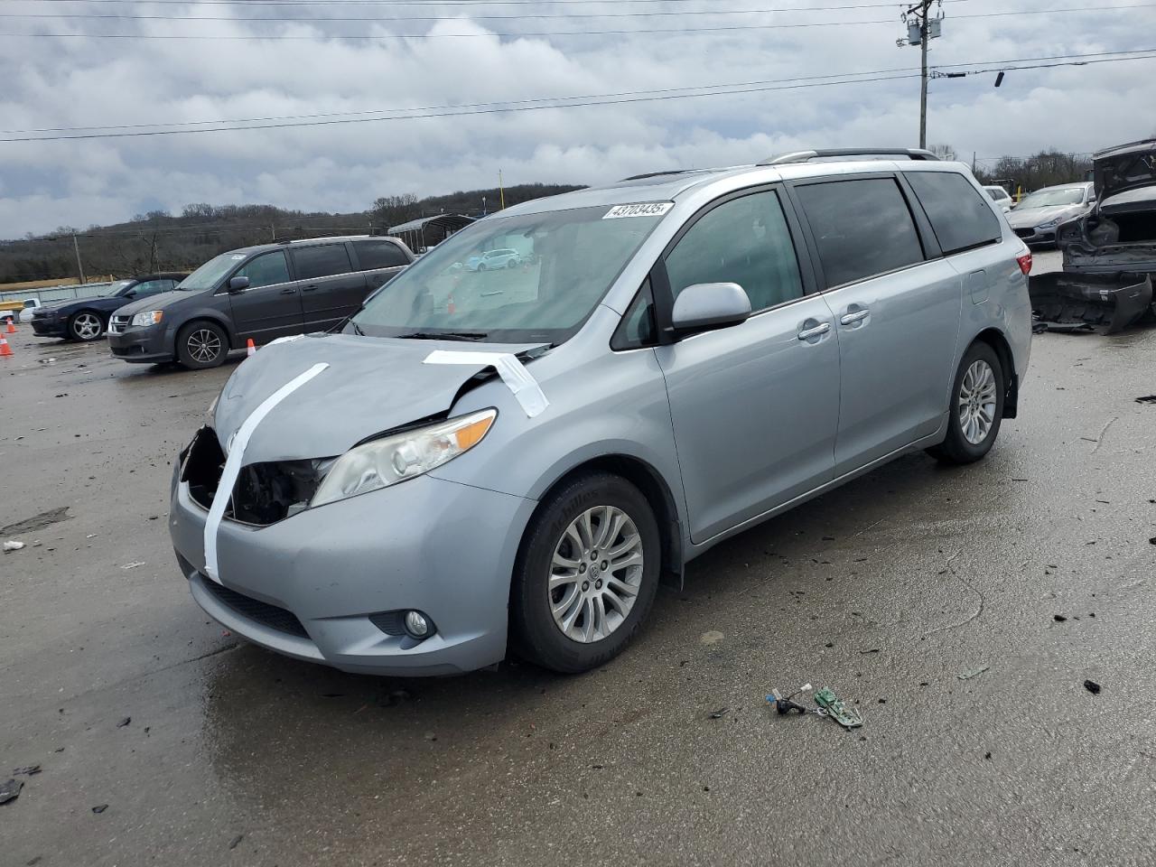2015 Toyota Sienna - Image 1