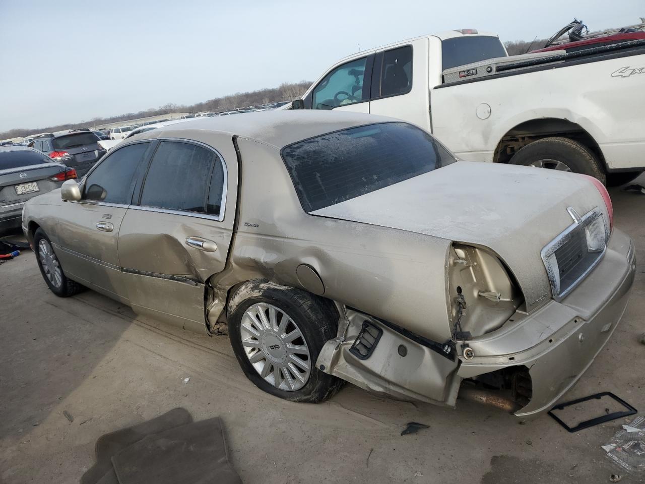 2005 Lincoln Town Car - Image 2