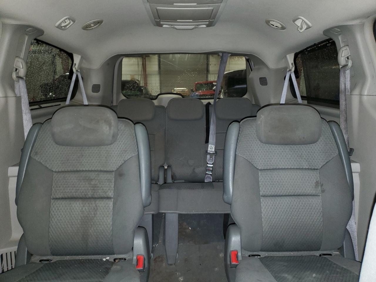 2010 Chrysler Town & Country - Image 10