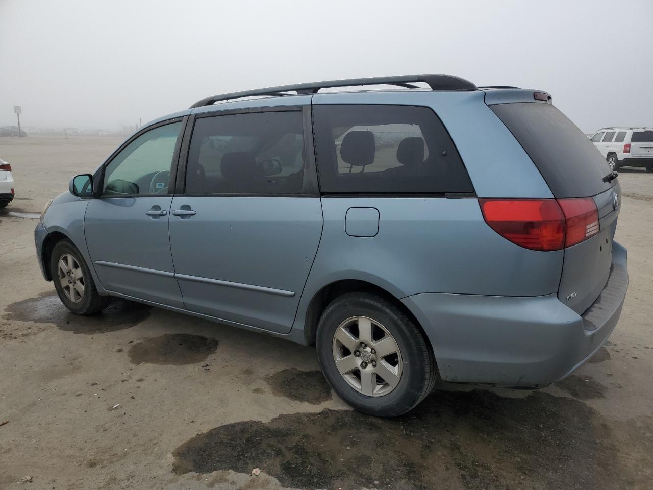 2005 Toyota Sienna - Image 2