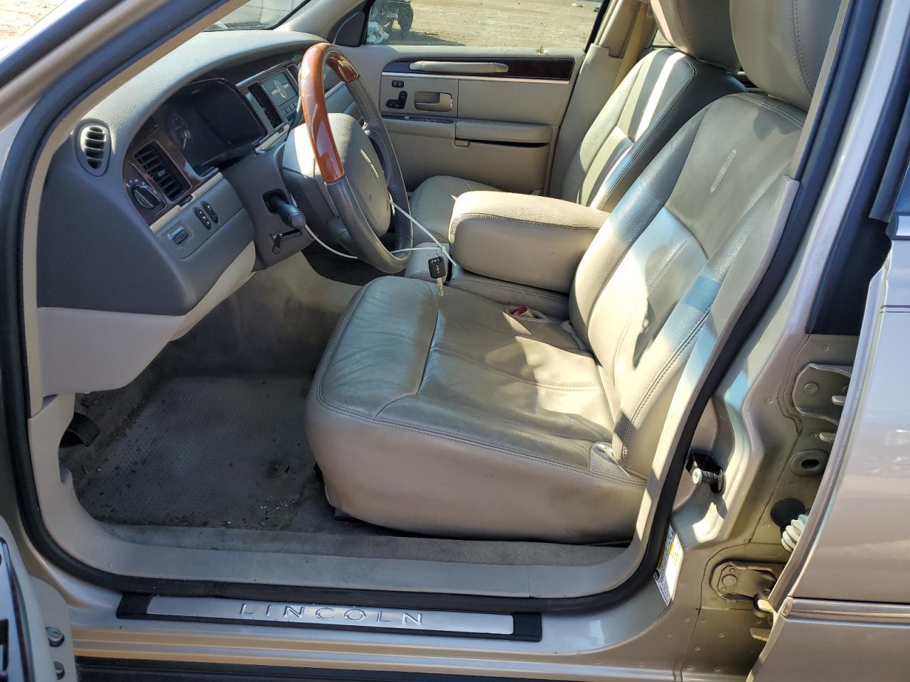2011 Lincoln Town Car - Image 7
