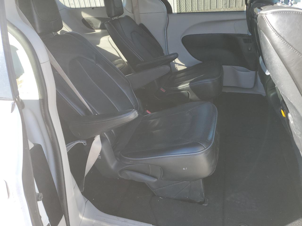 2018 Chrysler Pacifica - Image 11