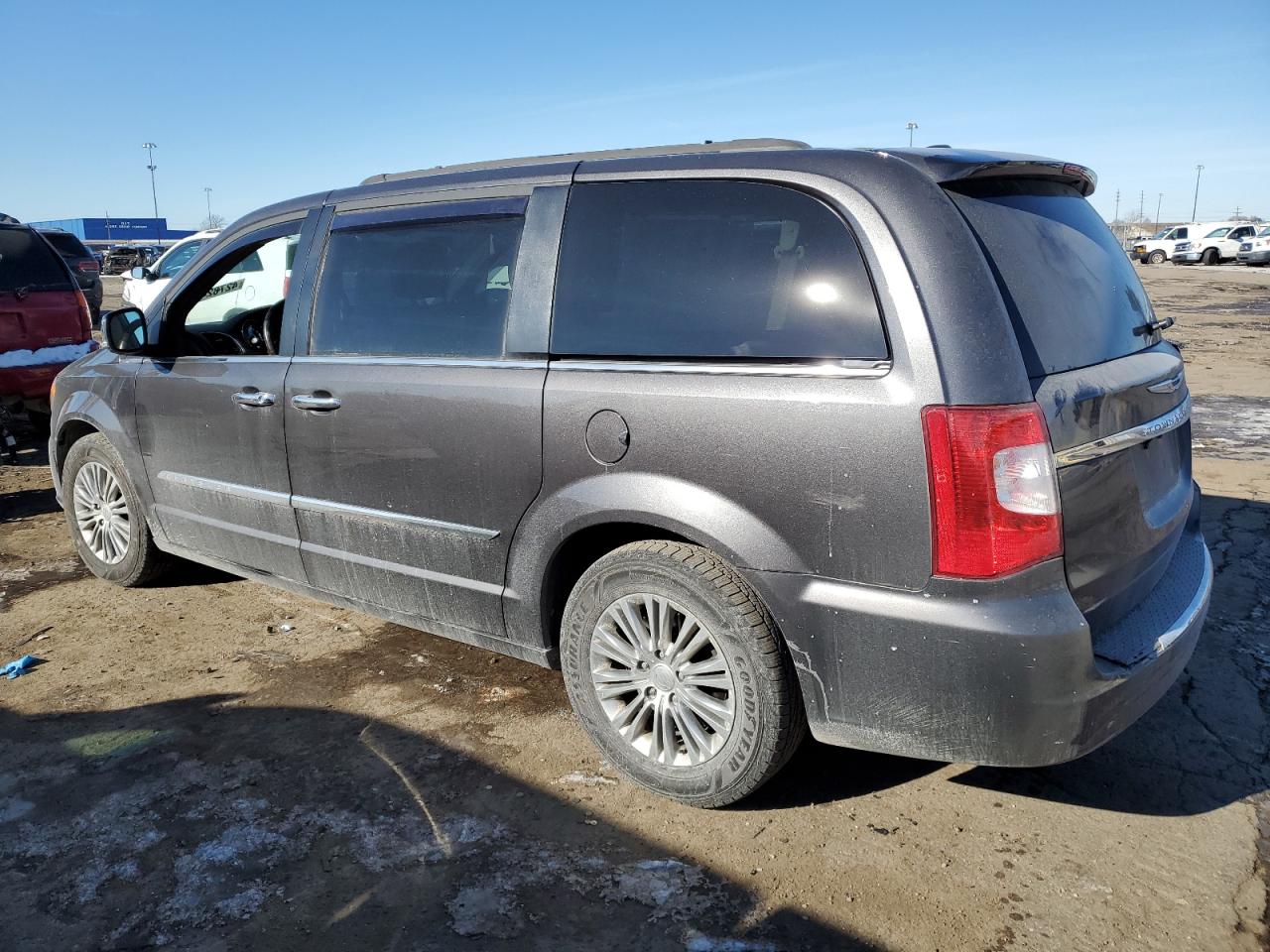2016 Chrysler Town & Country - Image 2