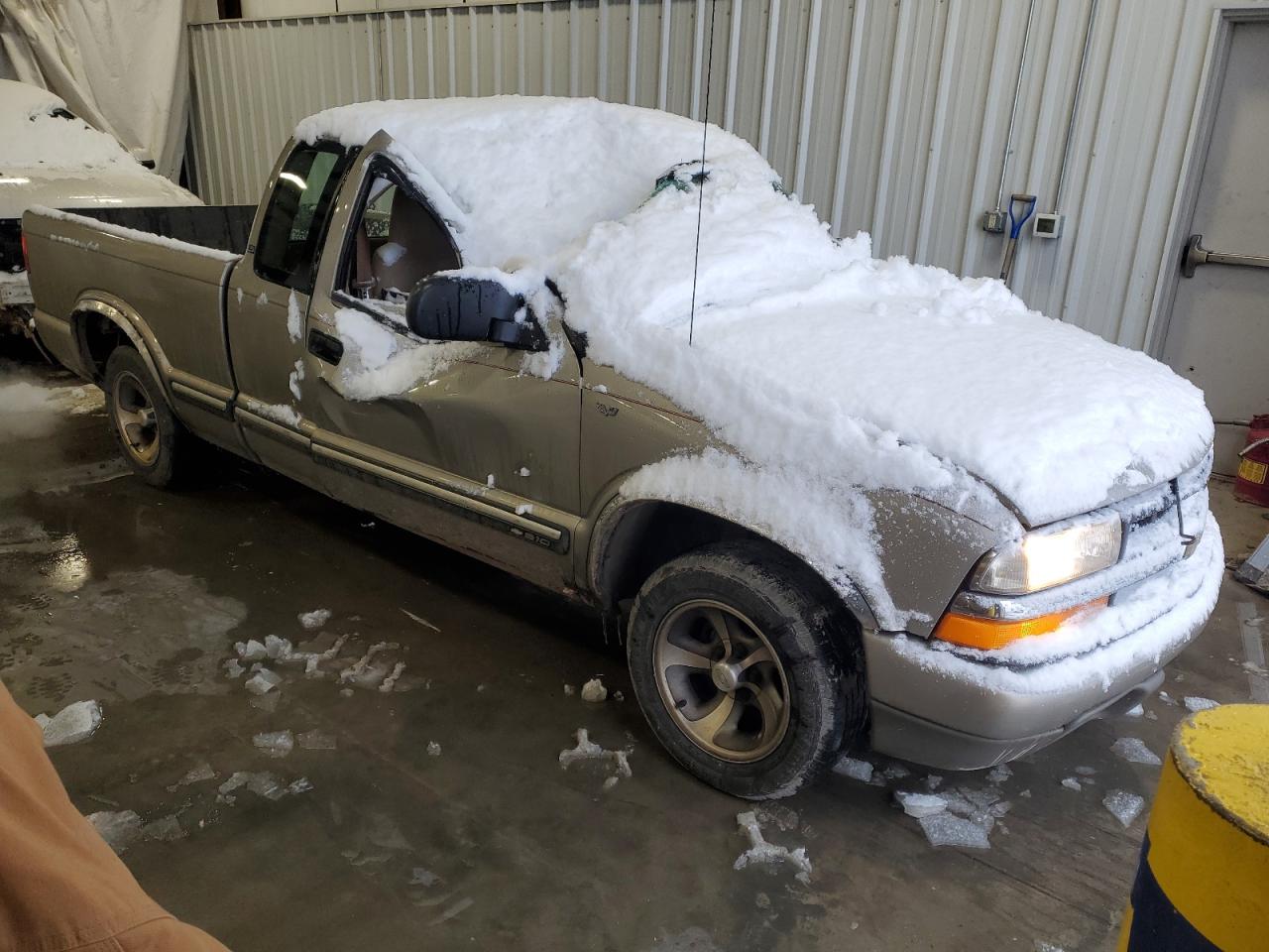 2001 Chevrolet S-10 Pickup - Image 4