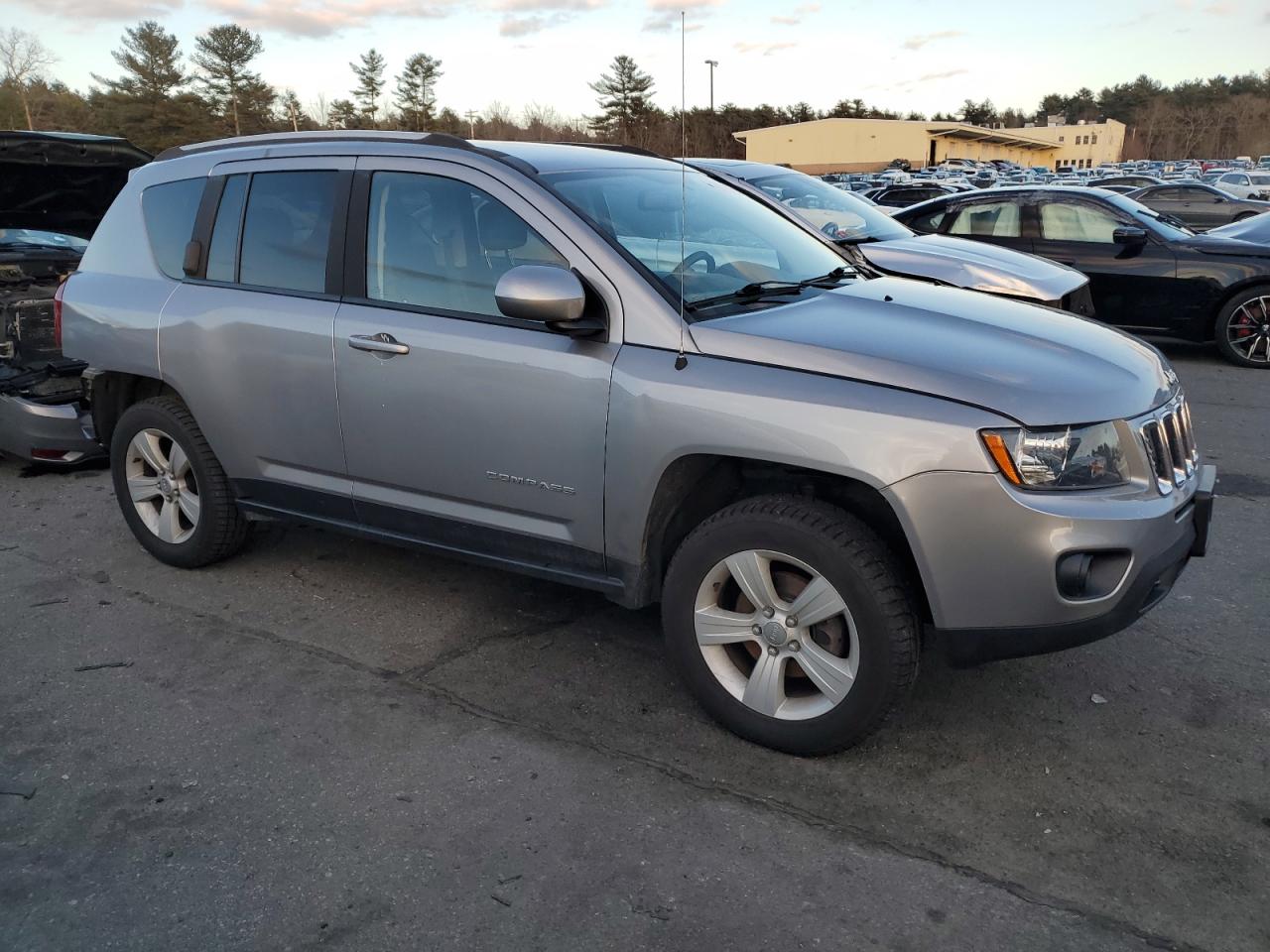 VIN 1C4NJDEB7GD729412 2016 JEEP COMPASS no.4