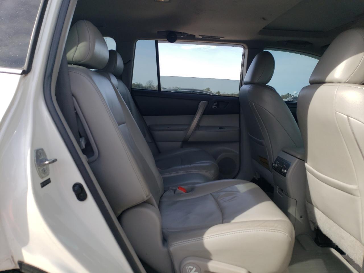2012 Toyota Highlander - Image 11